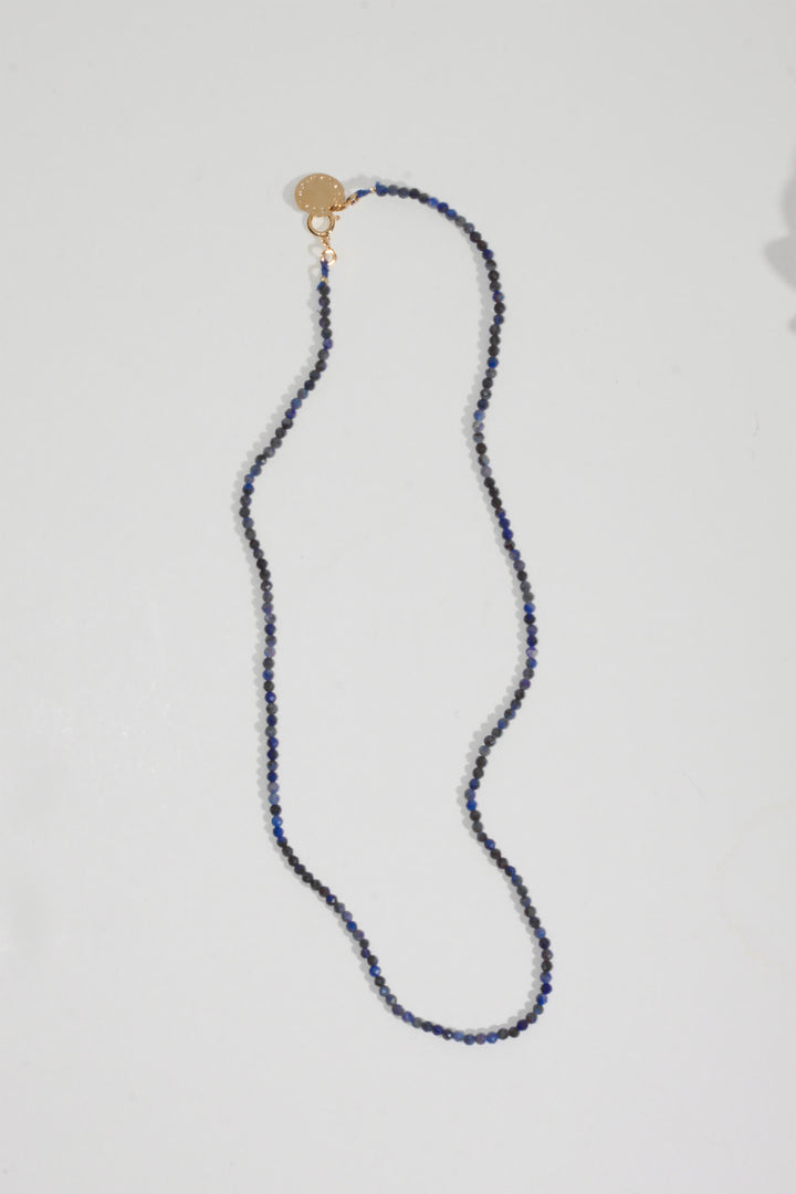 Collar piedras azul marino