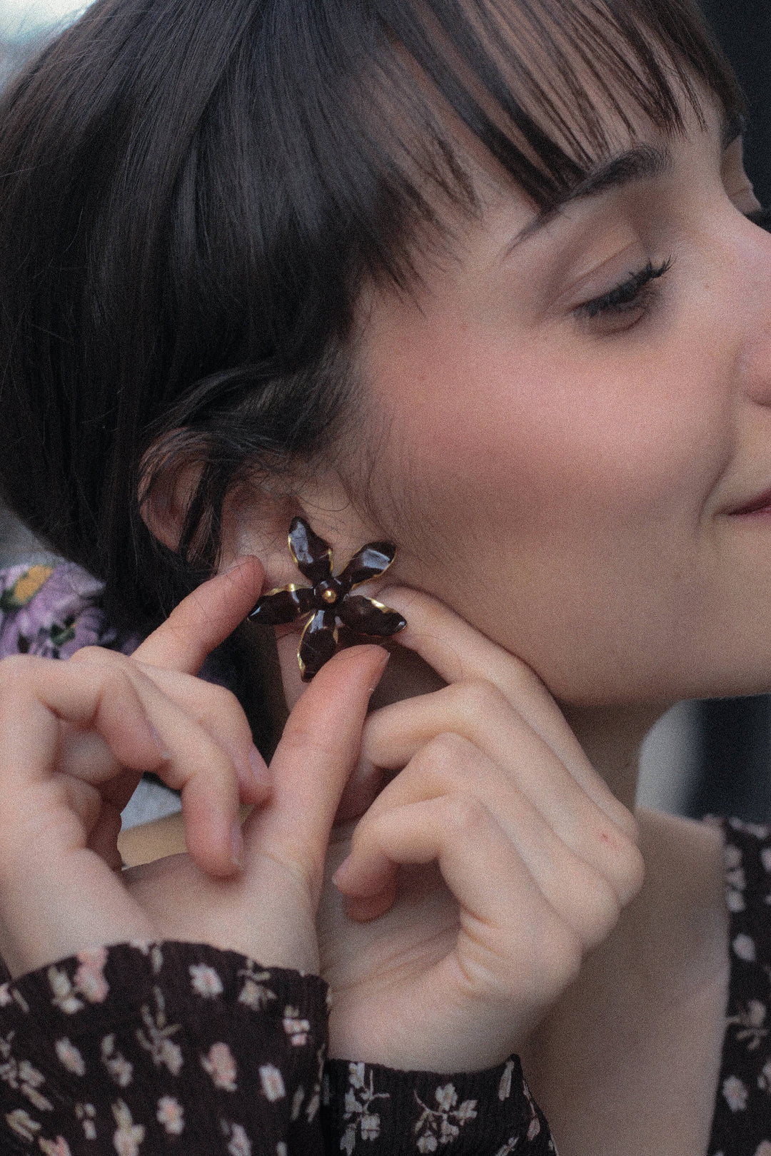 Pendientes Flor · esmalte Chocolate