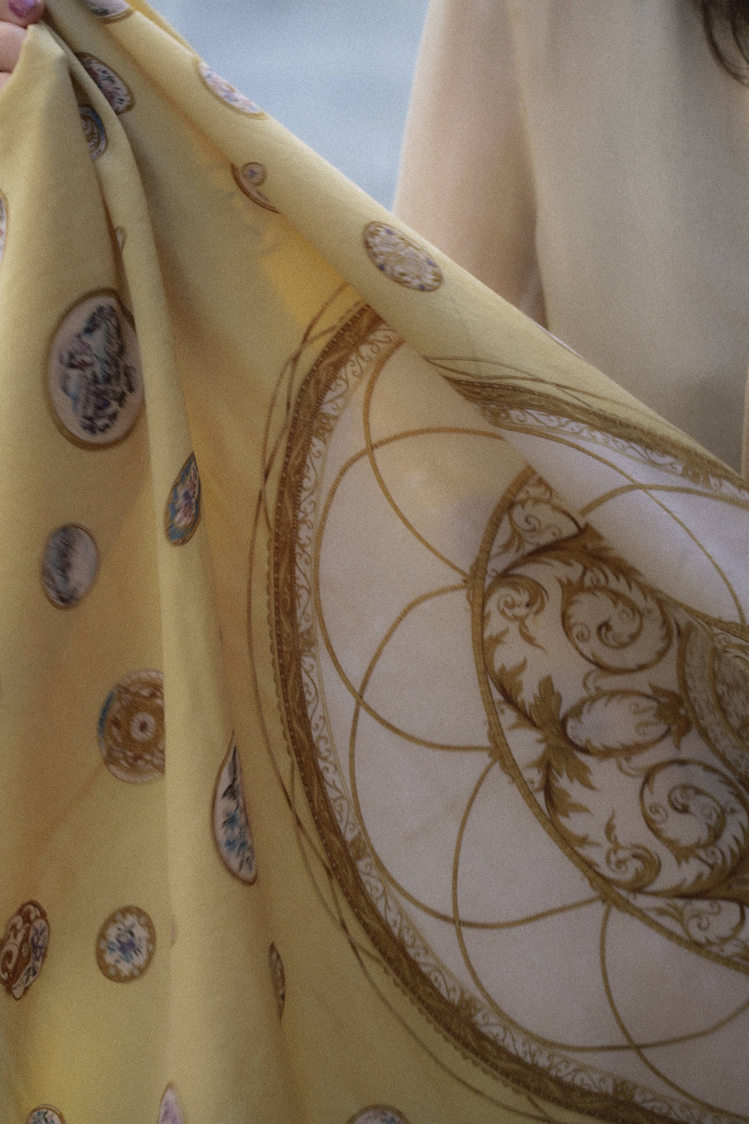 Pañuelo vintage · Amarillo y rosita