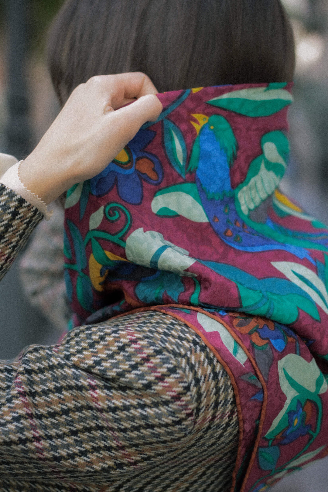 Pañuelo de seda · Flores granate