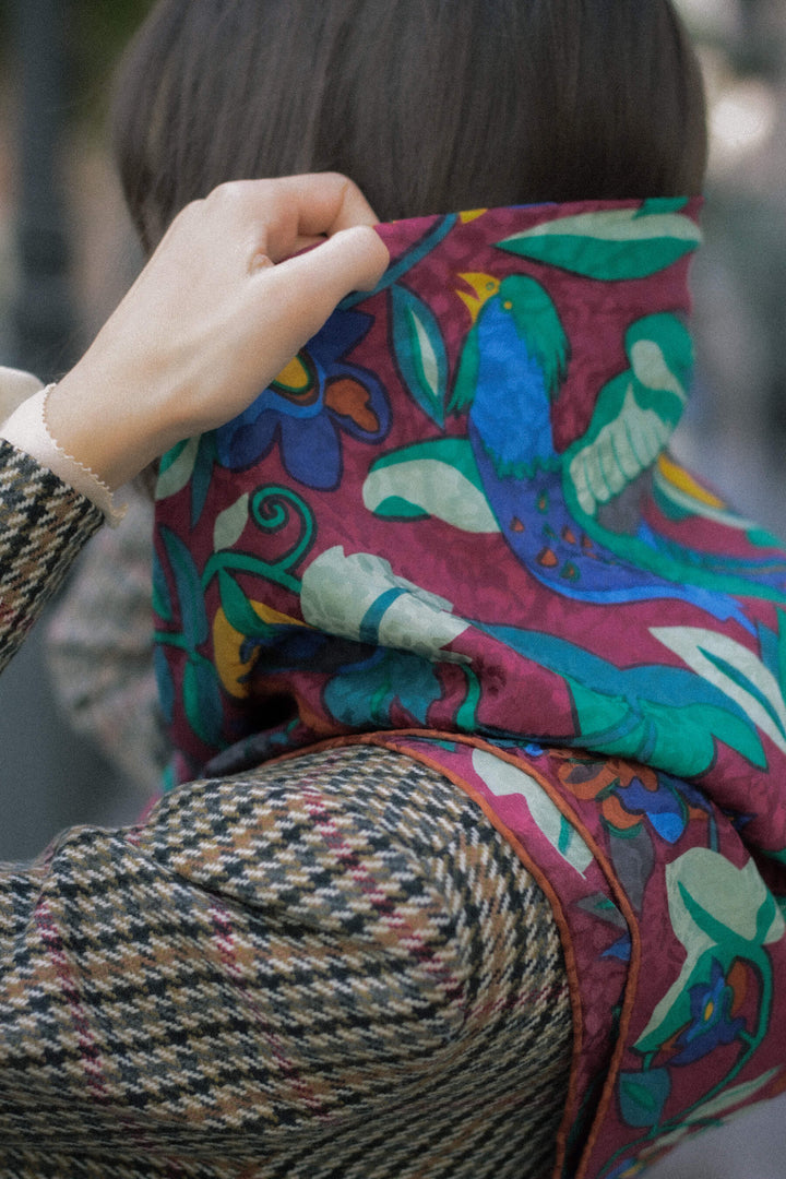 Pañuelo de seda · Flores granate