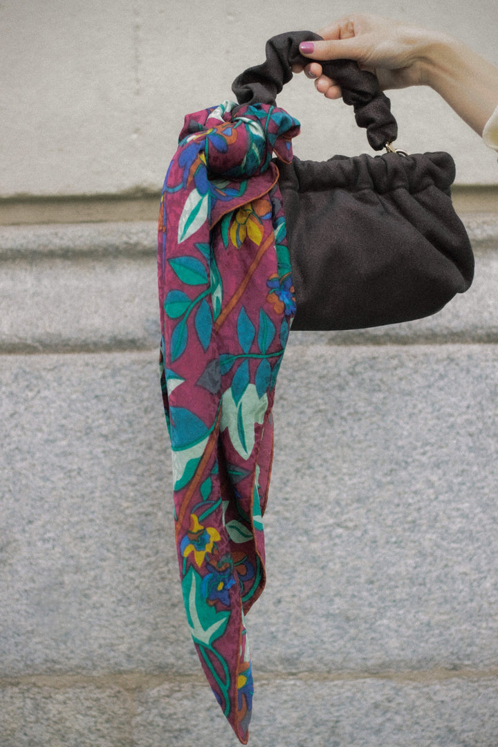 Pañuelo de seda · Flores granate