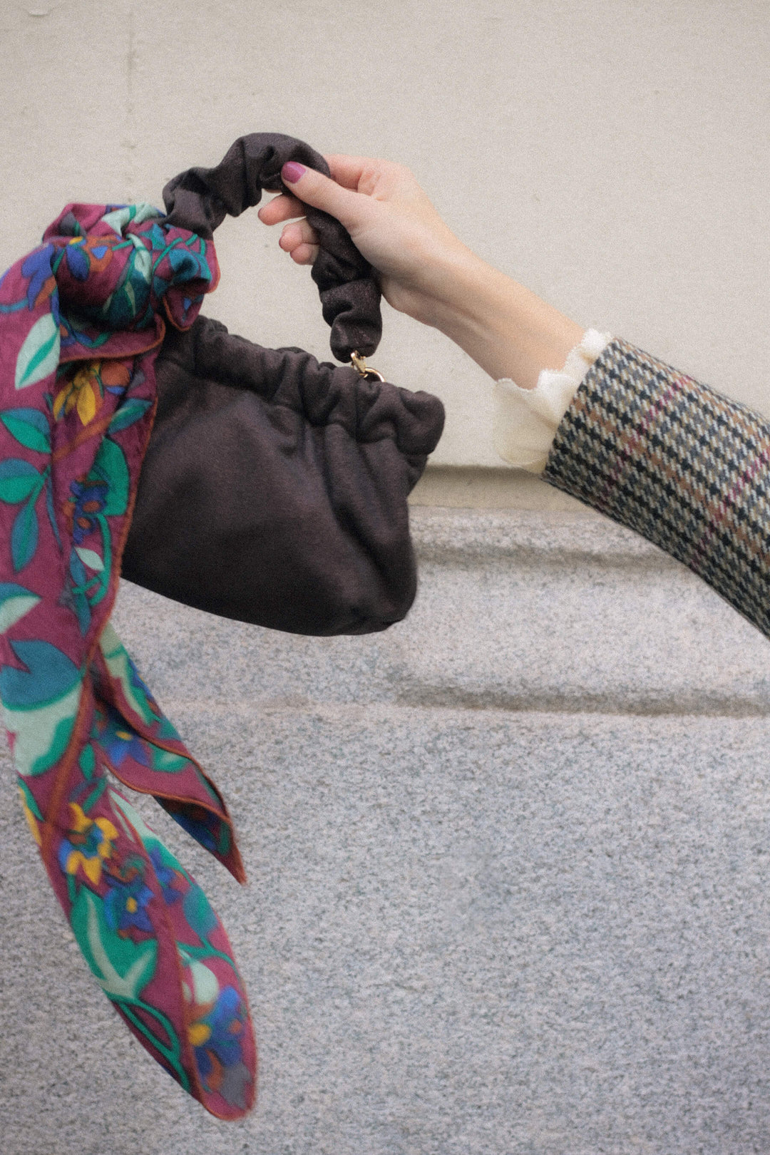 Pañuelo de seda · Flores granate