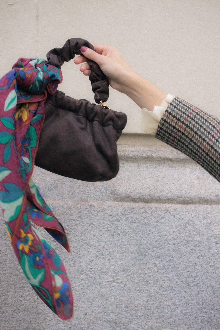 Pañuelo de seda · Flores granate