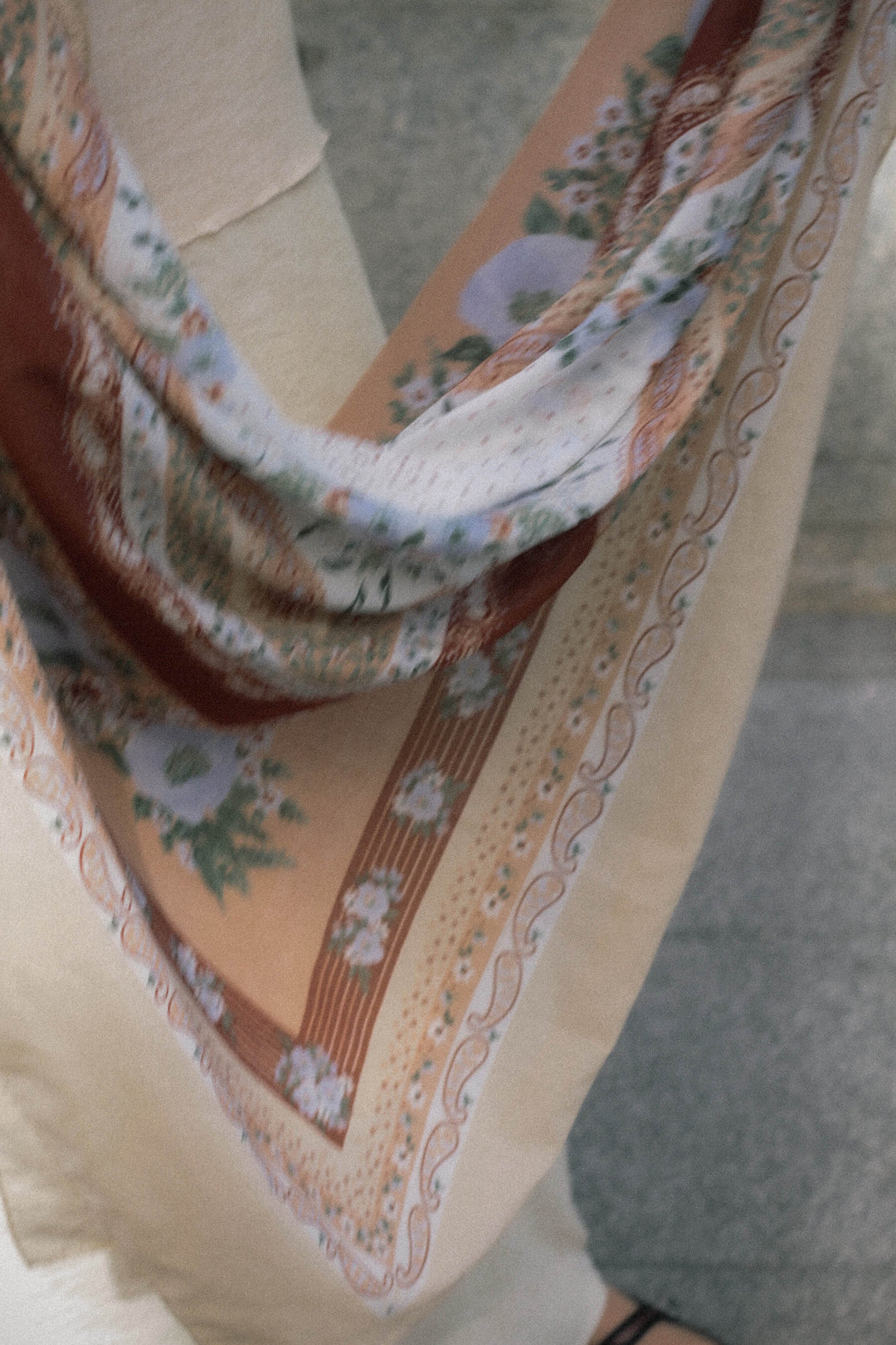 Pañuelo de gasa · Paisley & flores