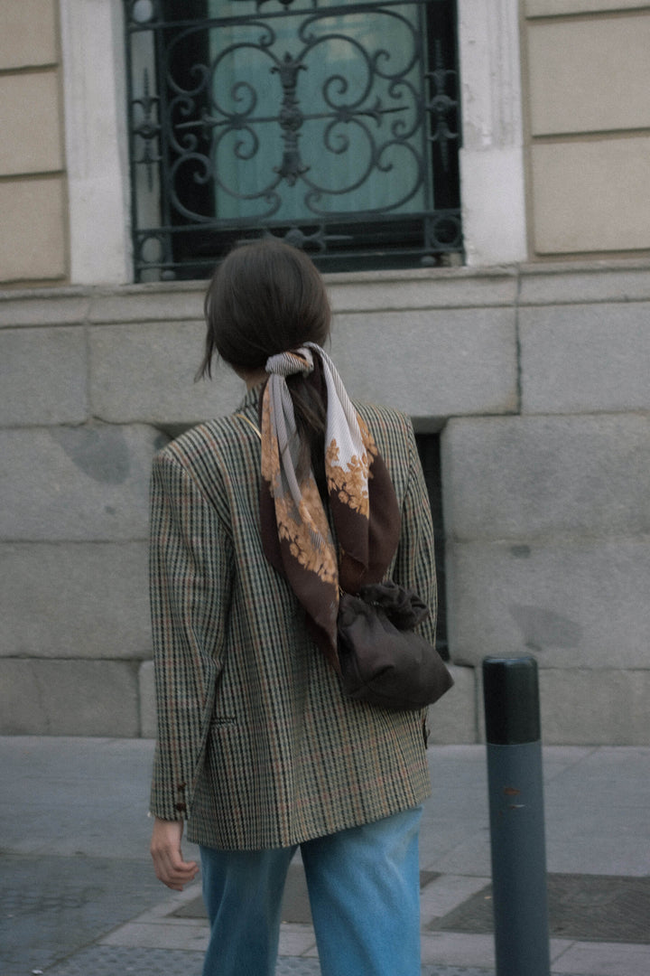 Pañuelo vintage · Chocolate & flores