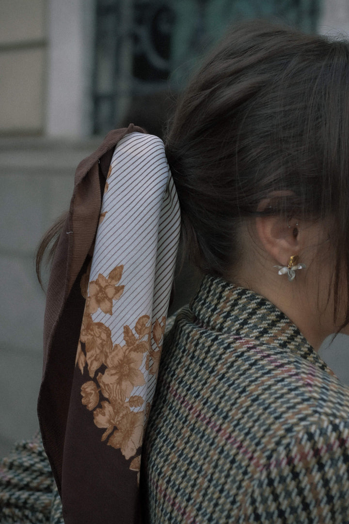 Pañuelo vintage · Chocolate & flores