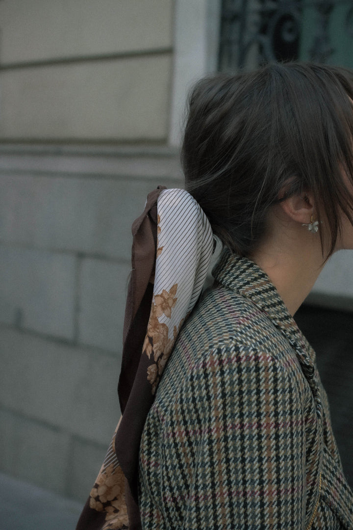 Pañuelo vintage · Chocolate & flores