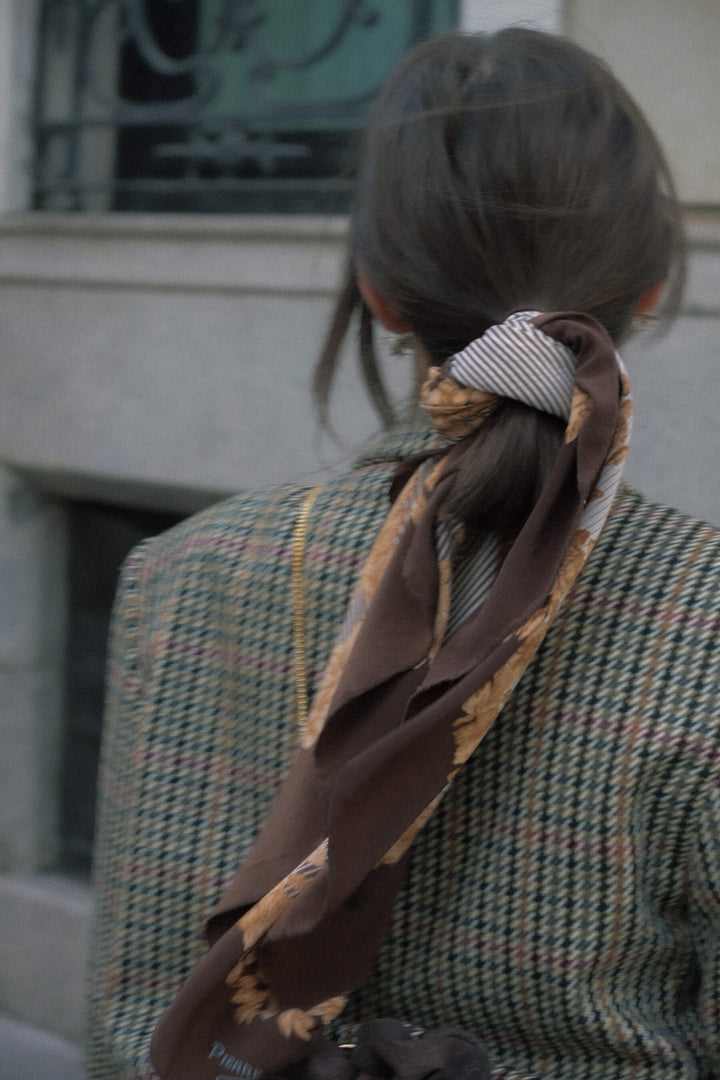 Pañuelo vintage · Chocolate & flores