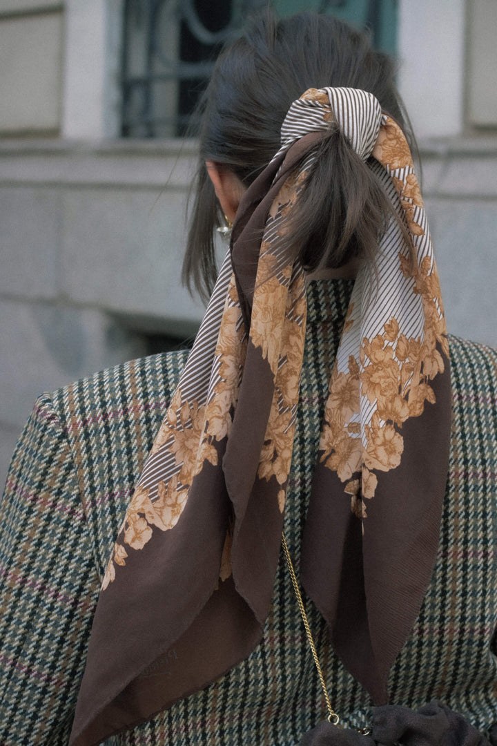 Pañuelo vintage · Chocolate & flores