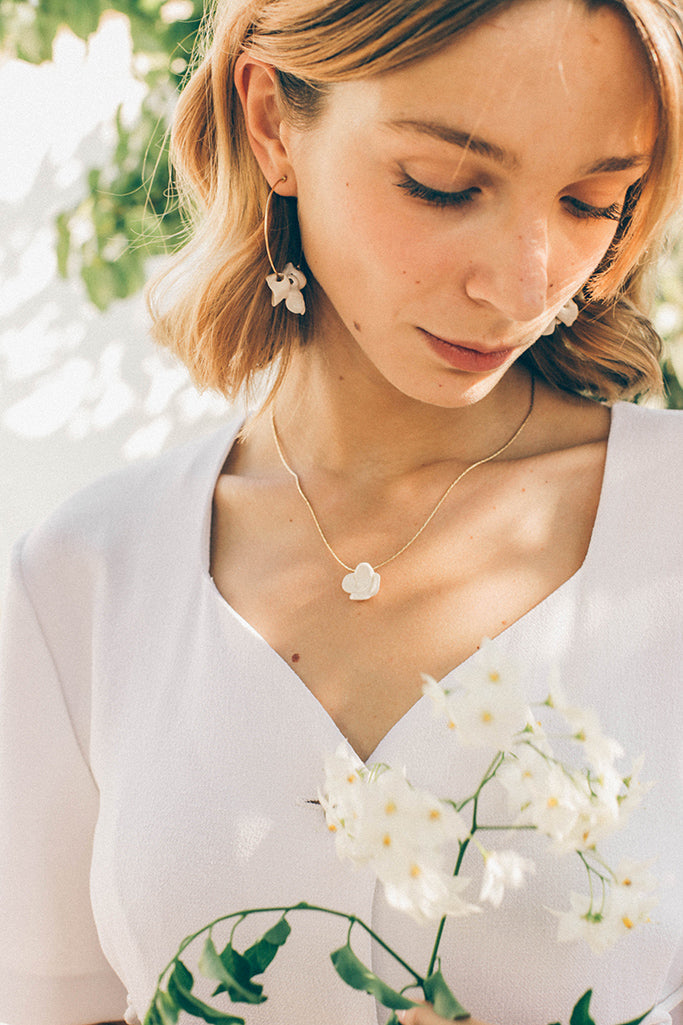 Collar Campanita · Flor Blanca