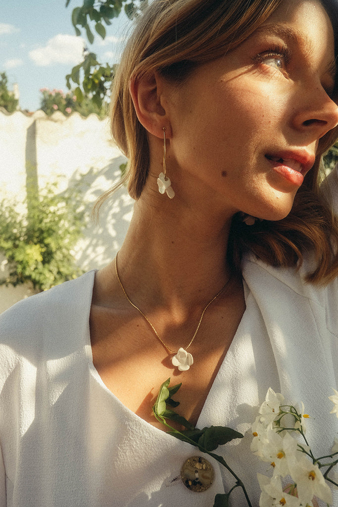 Collar Campanita · Flor Blanca